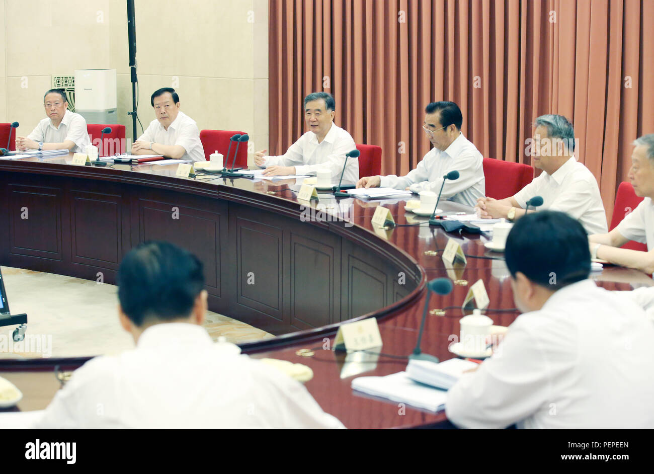 Peking, China. 17 Aug, 2018. Wang Yang, Mitglied des Ständigen Ausschusses des Politbüros der Kommunistischen Partei Chinas (CPC) Central Committee und Vorsitzender des Nationalen Ausschusses der Chinese People's Political Consultative Conference, leitet ein Bi - wöchentliche Beratung zu Möglichkeiten, bessere Mannschaften für ländliche Arbeit des Landes zu diskutieren, in Peking, der Hauptstadt von China, Nov. 17, 2018. Credit: Yao Dawei/Xinhua/Alamy leben Nachrichten Stockfoto