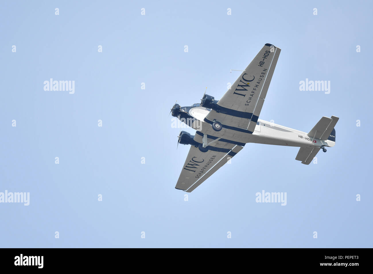 Bensheim, Deutschland. 17 Aug, 2018. Eine Ju-52 Flugzeuge der Fluggesellschaft Ju-Air nähert sich der segelflugplatz für die Landung. Es ist der erste Flug der Airline nach dem Absturz eines seiner Oldtimer Flugzeuge in den Schweizer Alpen am 4. August 2018 mit 20 Todesfällen. Foto: Uwe Anspach/dpa/Alamy leben Nachrichten Stockfoto