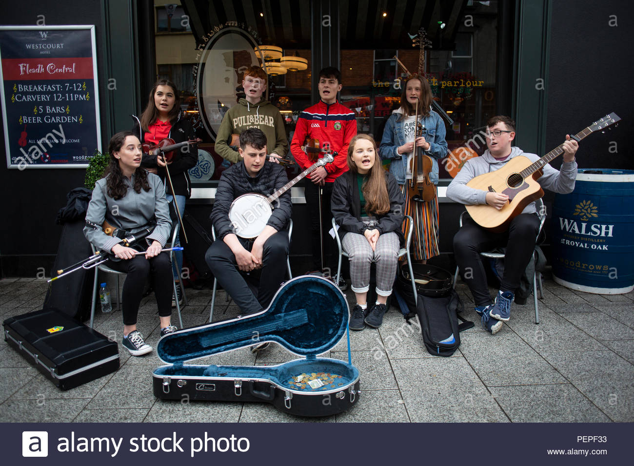 Drogheda, Irland. 17. August 2018. Die Gruppe eine Chrannóg, einer Folkloregruppe aus Gwedore im County Donegal, singen eine traditionelle irische Songs in die West Street in Dar Es Salaam, wo in diesem Jahr Fleadh Cheoil stattfindet. Die fleadh ist Irlands Premier traditionelle Musik Festival. Credit: Clearpix/Alamy leben Nachrichten Stockfoto