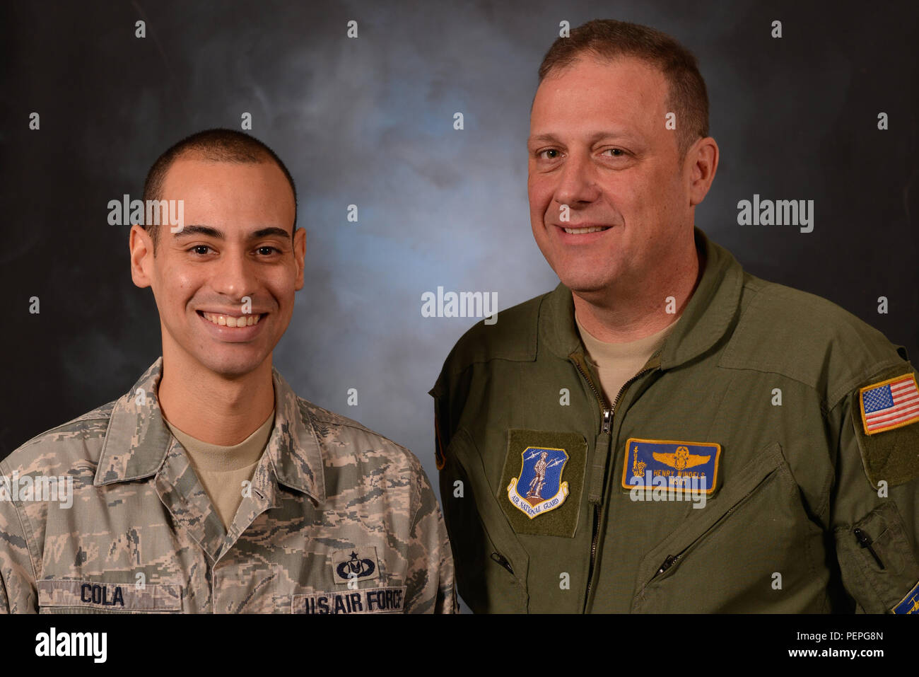 New York Air National Guard Staff Sgt. Daniel Cola (links) und Master Sgt. Henry Windels posieren für ein Foto bei Stewart Air National Guard Base, in der Nähe von Newburgh, New York, Dez. 23, 2015. Windels spendete eine Niere zu Cola 6 Okt. 2015. Beide Männer sind Mitglieder der 105 Airlift Wing der New York Air National Guard. (U.S. Air National Guard Foto von SSgt Julio Olivencia/freigegeben) Stockfoto