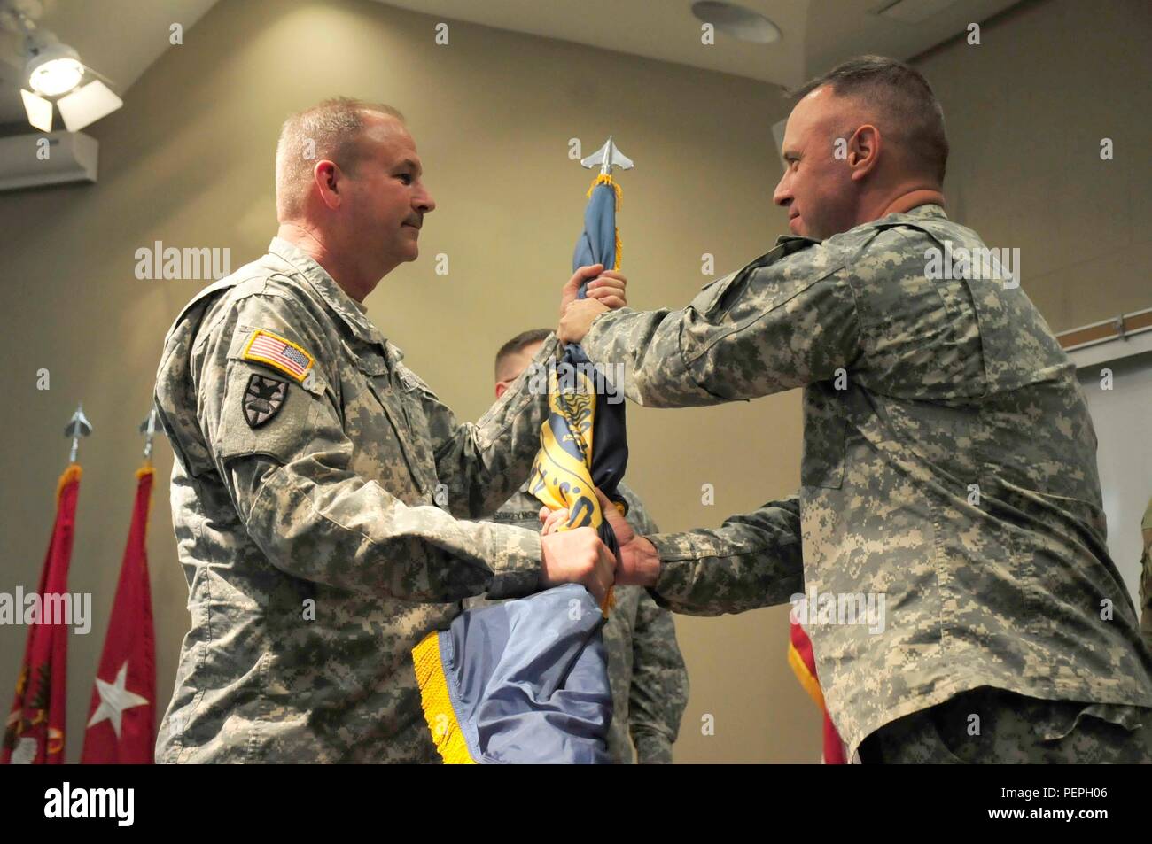 United States Army Oberstleutnant Mark Gorzynski verzichtet auf Befehl zu Maj. Steven Wilson, Jan. 9, 2016, am Fort Custer Education Center, Battle Creek, Michigan U.S. Army Brig. Gen. Michael Stein, der Assistant Adjutant General von Michigan, erleichtert den Übergang von der Fahne. (U.S. Air Force Foto von Flieger, Tiffany Clark/Freigegeben) Stockfoto