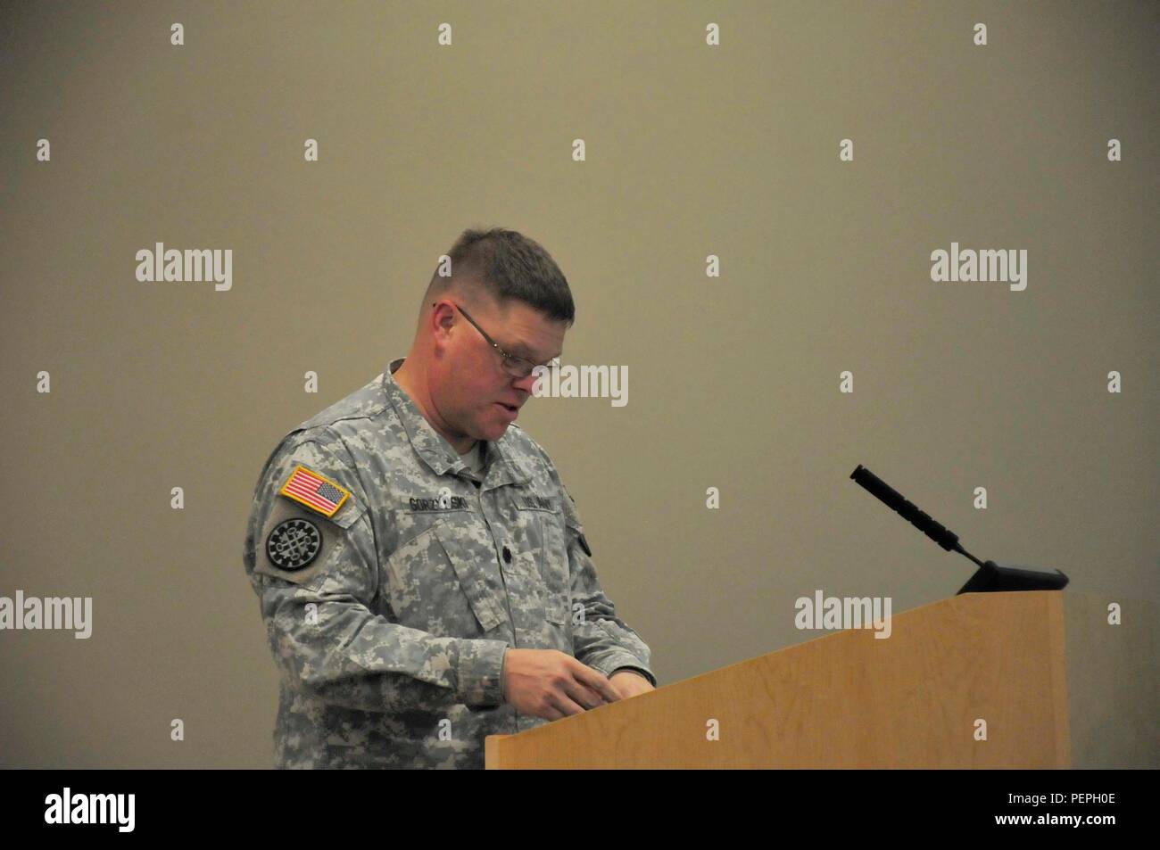 United States Army Oberstleutnant Mark Gorzynski verzichtet auf Befehl zu Maj. Steven Wilson, Jan. 9, 2016, am Fort Custer Education Center, Battle Creek, Michigan U.S. Army Brig. Gen. Michael Stein, der Assistant Adjutant General von Michigan, erleichtert den Übergang von der Fahne. (U.S. Air Force Foto von Flieger, Tiffany Clark/Freigegeben) Stockfoto