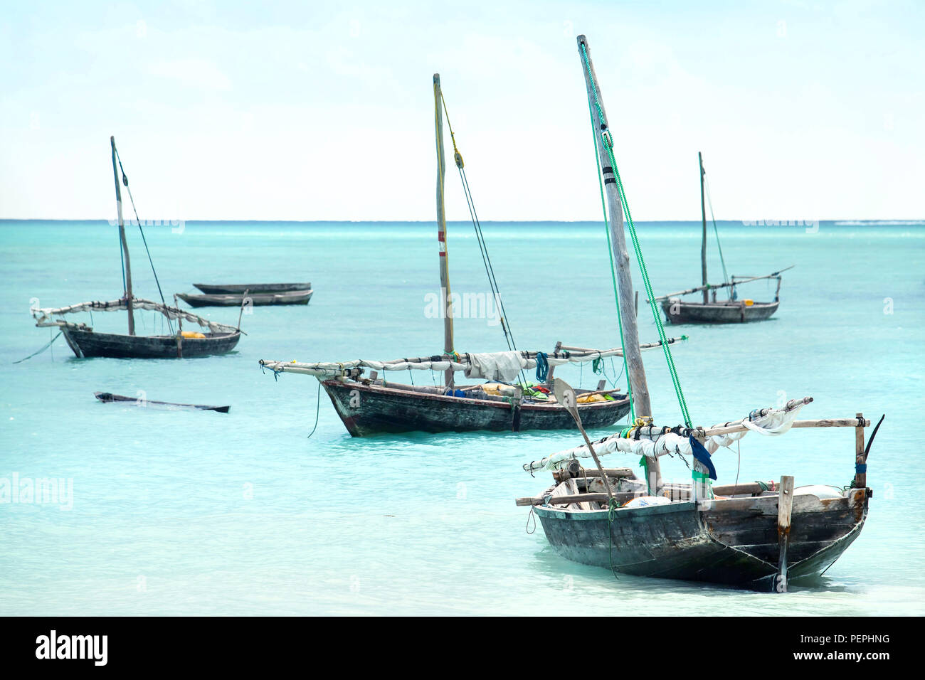 Dhow Boote in Sansibar. Segeln Boote am Meer auf der Insel Sansibar. Stockfoto