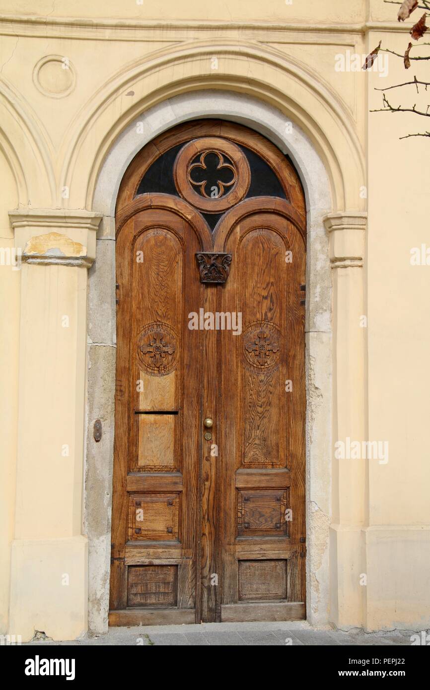 Doppelflügelige Türen in einen Torbogen Stockfotografie - Alamy
