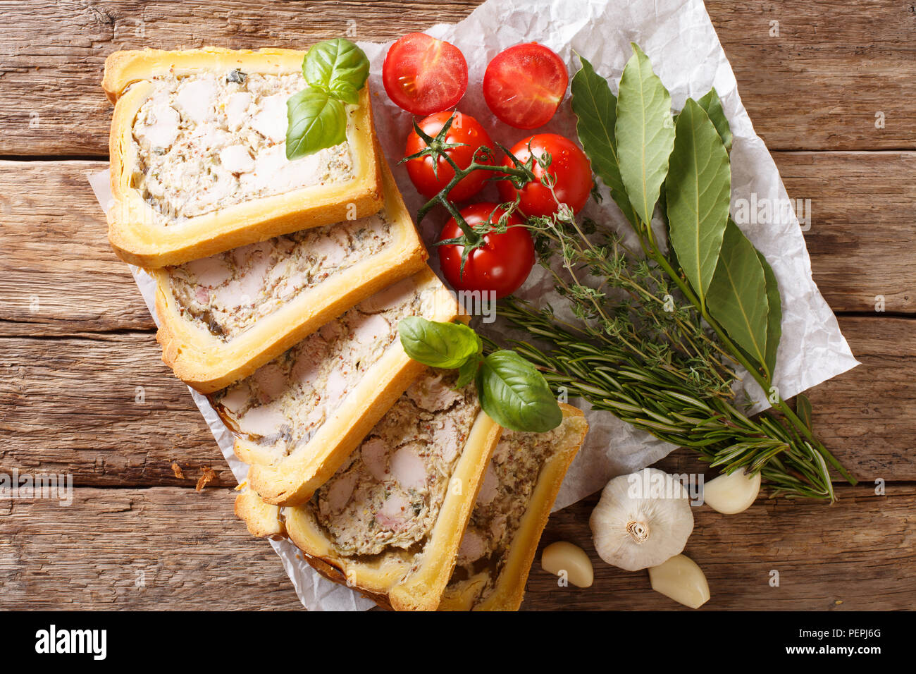 Huhn Terrine, Gelee, Aspik mit Brioche mit Kräutern und Gemüse in der Nähe serviert - auf den Tisch. horizontal oben Ansicht von oben Stockfoto