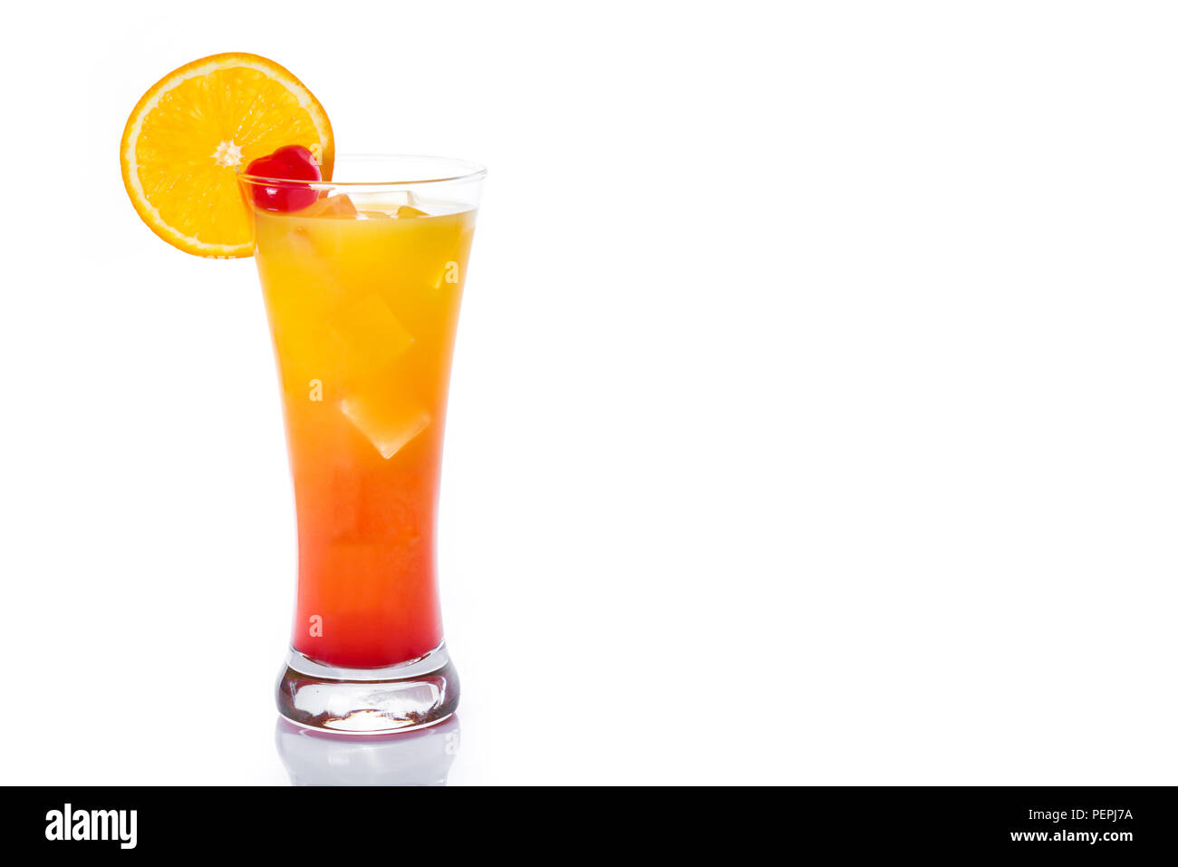 Tequila Sunrise Cocktail auf weißem Hintergrund. Copyspace Stockfoto