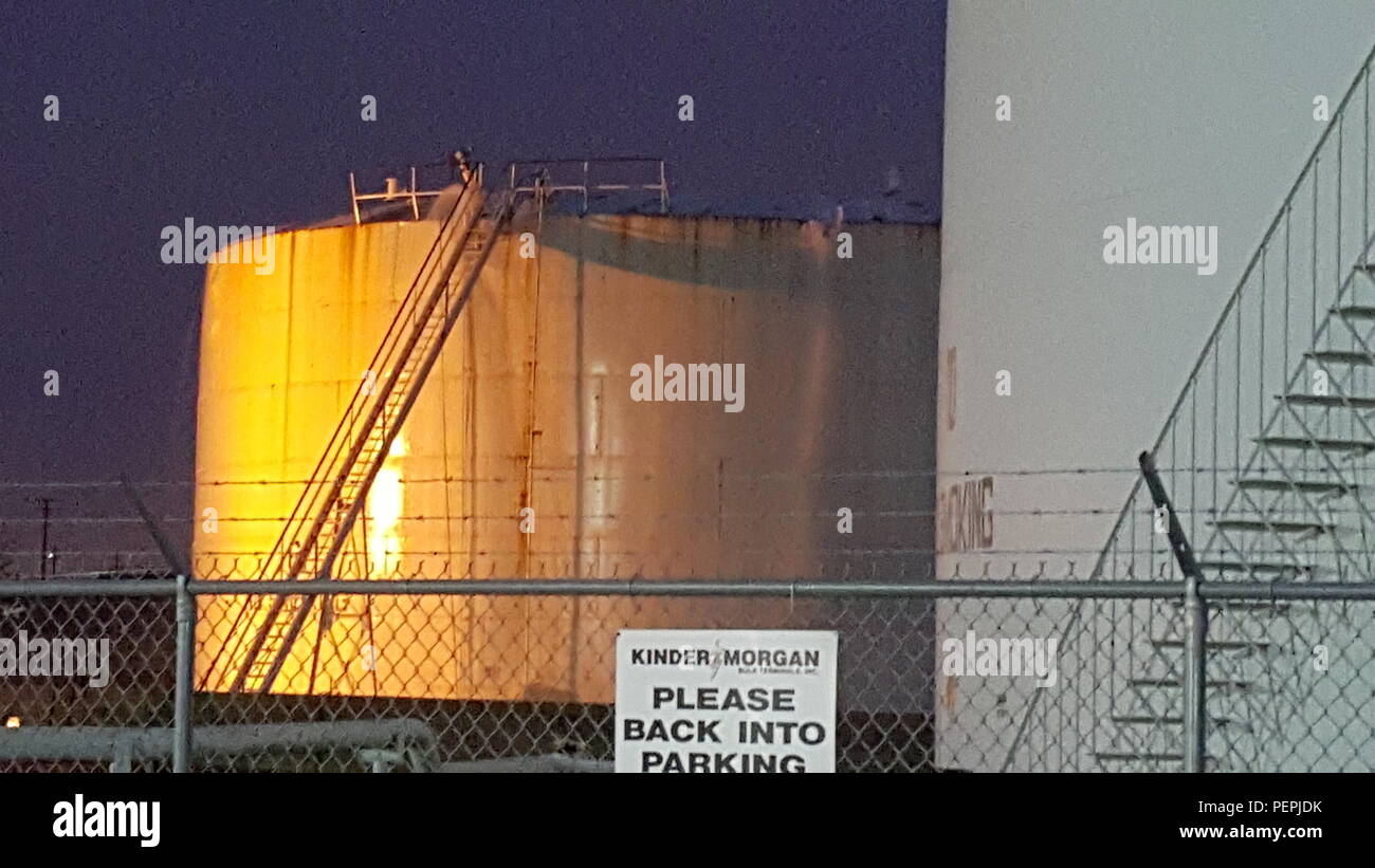 Ein Kraftstofftank auf einem Kinder Morgan in Chesapeake, Va., begann undicht JP-1 Jet fuel Freitag, Januar 22, 2016. Mannschaften von der US-Küstenwache, Feuerwehr Chesapeake, Virginia Abt. der ökologischen Qualität, Umweltschutz und anderen staatlichen und lokalen Agenturen arbeiten, um den Kraftstoff zu entlasten. (U.S. Coast Guard Foto) Stockfoto