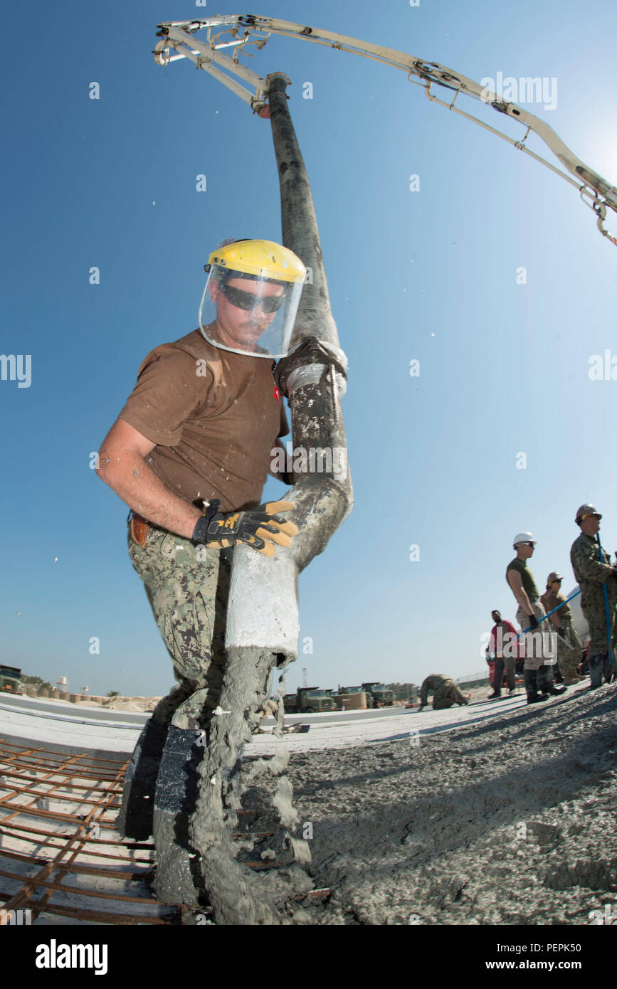 160114-N-IP 743-563 BAHRAIN (Jan. 14, 2016) Bau Elektriker Constructionman Cody Martin, zugeordnet zu den Commander, Task Group (CTG) 56,2, gießt Beton aus einer Pumpe Lkw während der Bau einer Betonplatte auf eine Vorgefertigte Gebäude unterstützen. CTG -56.2 bietet Disaster relief, Übung im Zusammenhang mit Bau- und Theater Sicherheit Zusammenarbeit technische Unterstützung in den USA 5 Flotte Bereich der Operationen. (U.S. Marine bekämpfen Kamera Foto von Chief Mass Communication Specialist Brett Cote/Freigegeben) Stockfoto