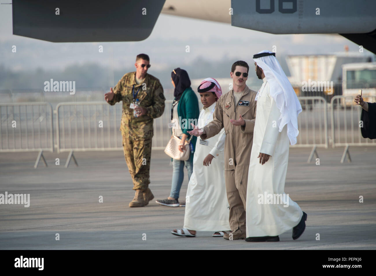 Mitglieder aus den Vereinigten Staaten militärische geben Bahrain airshow Gäste eine Tour von U.S.military Flugzeuge während der Internationalen Luftfahrtausstellung in Bahrain in Sakhir Airbase in Manama, Bahrain, Jan. 21, 2016. Die Bahrain International Airshow 2016 kennzeichnete eine Vielzahl von US-Militär Flugzeuge durch statische Displays, einschließlich: F-15 E Strike Eagle, C2 Greyhound, F-18 E/F Hornet, MV-22 Osprey, AV-8B Harrier, F/18 C/D Hornet, und MH-60 Seahawk und MH-53 Sea Dragon Hubschrauber. (U.S. Air Force Foto: Staff Sgt. Corey Haken/Freigegeben) Stockfoto