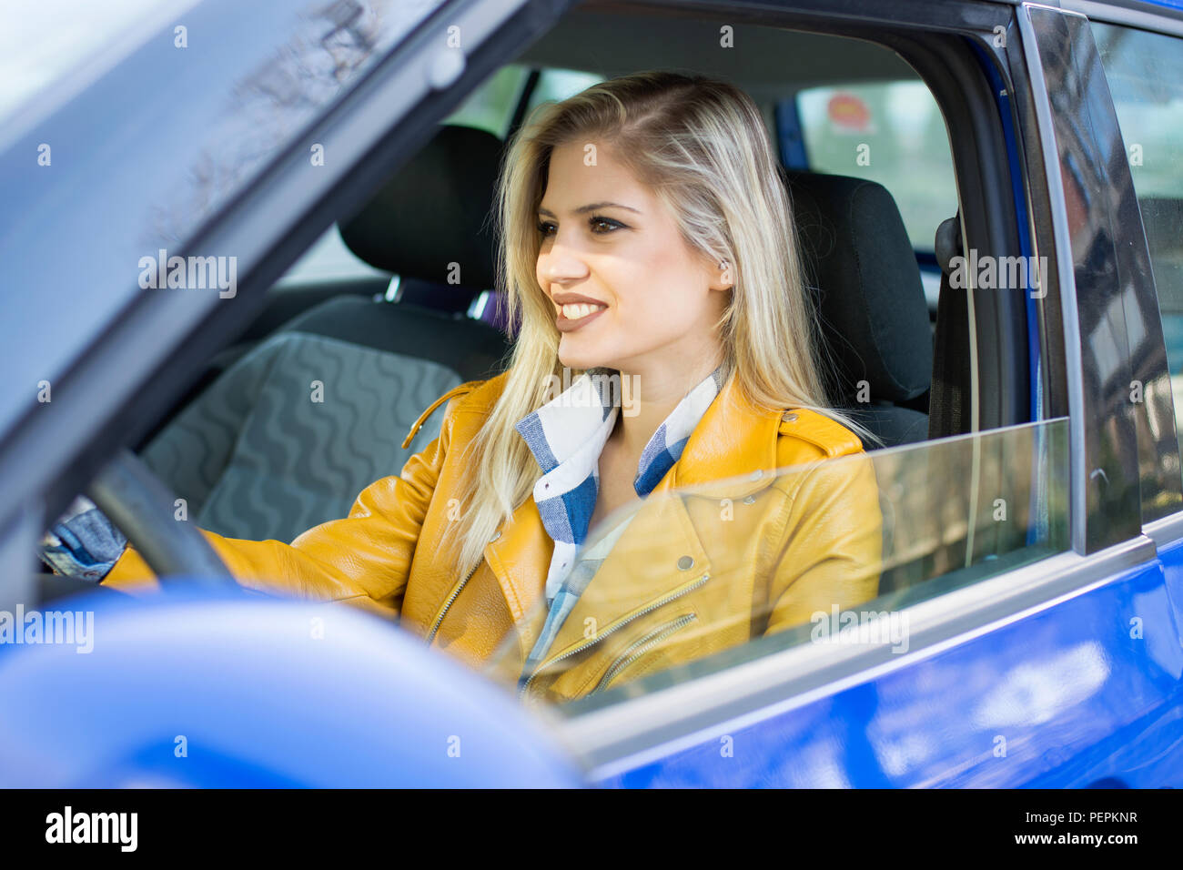 Schöne lächelnde Frau Auto Stockfoto