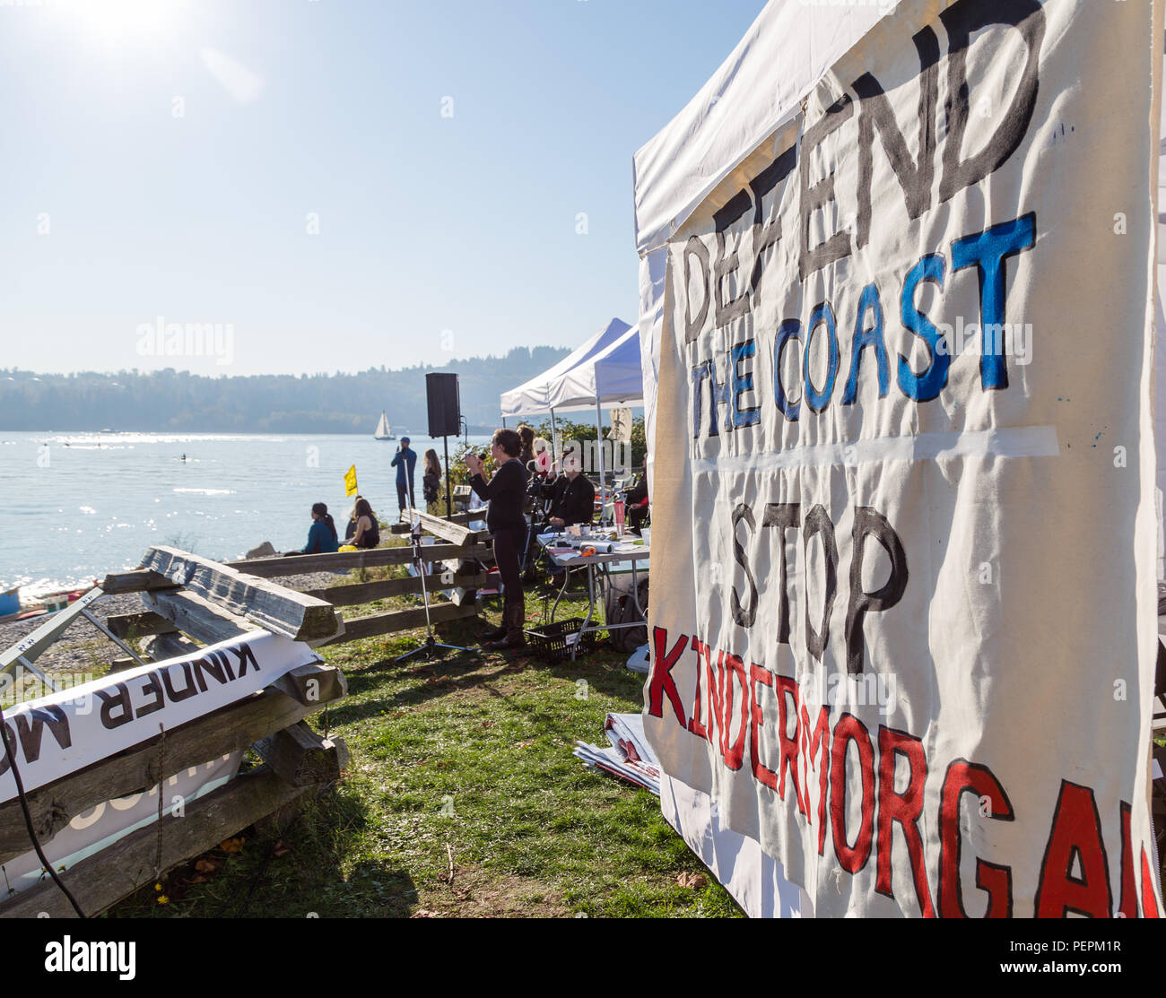 NORTH VANCOUVER, BC, Kanada - 28 Oktober 2017: Referent auf der Kinder Morgan Pipeline Protest gegen Cates Park. Stockfoto