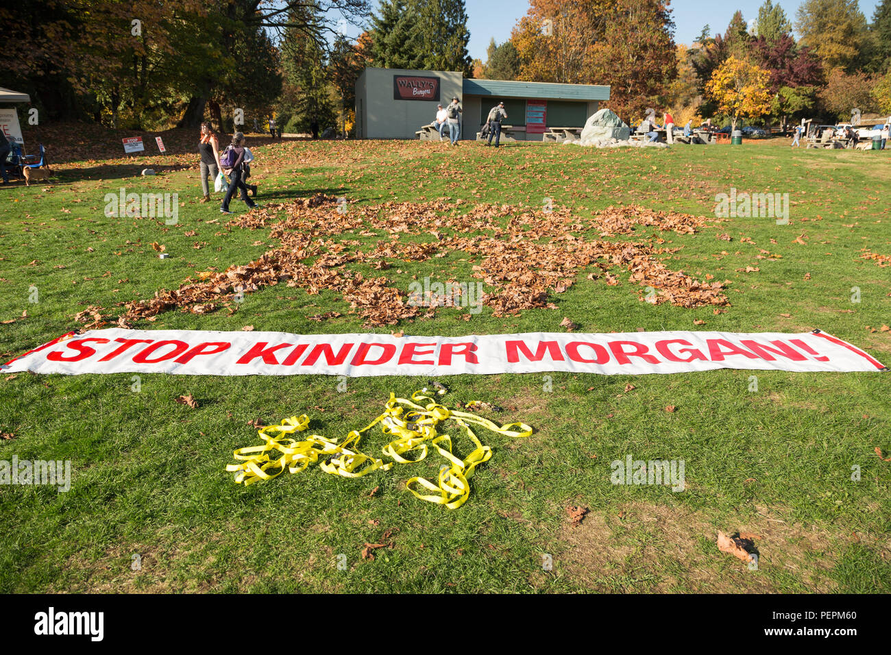 NORTH VANCOUVER, BC, Kanada - 28 Oktober 2017: Protest Schilder an Cates Park mit einer Anzeige gegen die Kinder Morgan Pipeline Expansion. Stockfoto