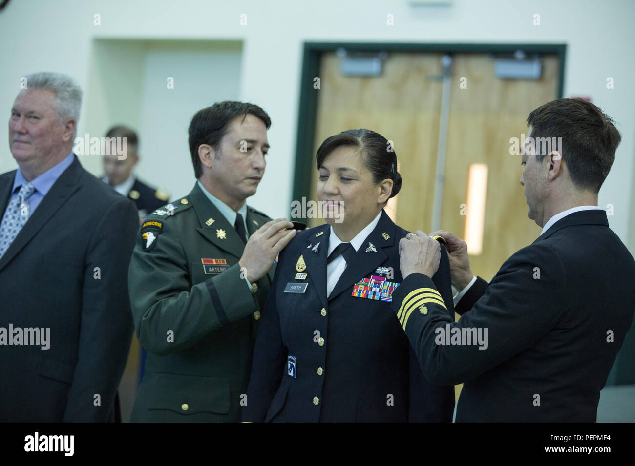 U.S. Army Reserve Brig. Gen. Tracy L. Smith, Rechts, ist der neuesten medizinischen Service Corps (MSC) Brigadier General und der erste Guamanian/Chamorro weiblicher General in der Armee. Die Förderung Zeremonie wurde am C.W. gehalten Rechnung Junge Streitkräfte finden Zentrum in Pinellas Park, Fla., Jan. 24, 2016. Smith studierte an der Universität von Guam und erwarb einen Master von der Troy University in Alabama sowie die Army War College. Sie diente in Alabama, Georgia, New York und Washington, hat zahlreiche Auszeichnungen und Abzeichen für Service- und medizinischen Verdienst erhalten. (U.S. Armee Foto von SPC. Stockfoto