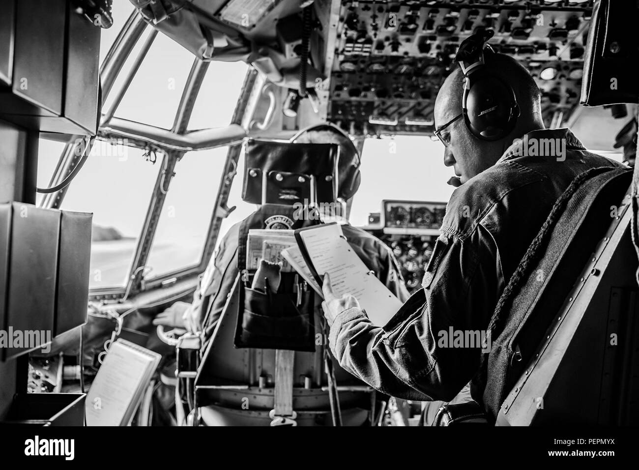Die 198Th Airlift Squadron und der 156 Security Squadron simuliert eine C-130 Hercules Flugzeugentführungen auf Air National Guard Base Muñiz in Carolina, Puerto Rico, 23.01.2015. Die air Crew Mitglieder spielte die oppositionelle Rolle, während Sicherheitskräfte die richtigen Sicherheitsmaßnahmen, die Kontrolle über die Situation während der Übung nehmen durchgesetzt. (U.S. Air National Guard Fotos von Staff Sgt. Pablo Pantoja/Freigegeben) Stockfoto