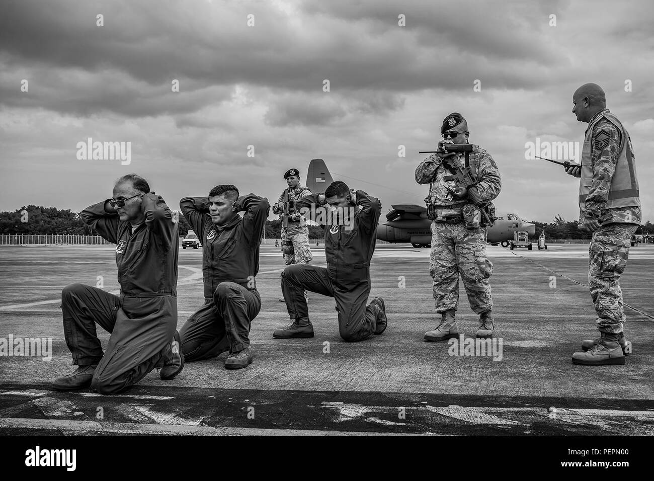 Die 198Th Airlift Squadron und der 156 Security Squadron simuliert eine C-130 Hercules Flugzeugentführungen auf Air National Guard Base Muñiz in Carolina, Puerto Rico, 23.01.2015. Die air Crew Mitglieder spielte die oppositionelle Rolle, während Sicherheitskräfte die richtigen Sicherheitsmaßnahmen, die Kontrolle über die Situation während der Übung nehmen durchgesetzt. (U.S. Air National Guard Fotos von Staff Sgt. Pablo Pantoja/Freigegeben) Stockfoto