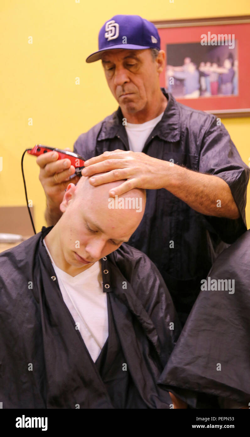 Eine neue Alpha Company, 1 Recruit Training Bataillon rekrutieren, erhält seinen ersten Haarschnitt beim Empfang des Marine Corps Recruit Depot San Diego, 31.01.25. Rekruten erhalten Bewertungsabschläge, die sofort nach der Ankunft Homogenität zu erstellen. Jährlich mehr als 17.000 Männer aus den westlichen Recruiting Region rekrutiert werden an MCRD San Diego ausgebildet. Alpha Company ist Absolvent 22. April vorgesehen. Stockfoto