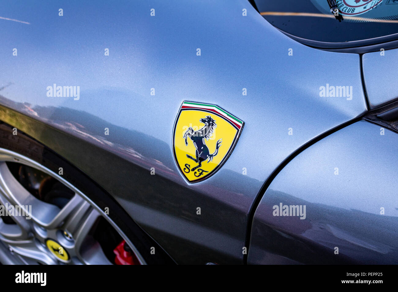 Kotflügel vorne von Ferrari, Abzeichen, Stockfoto