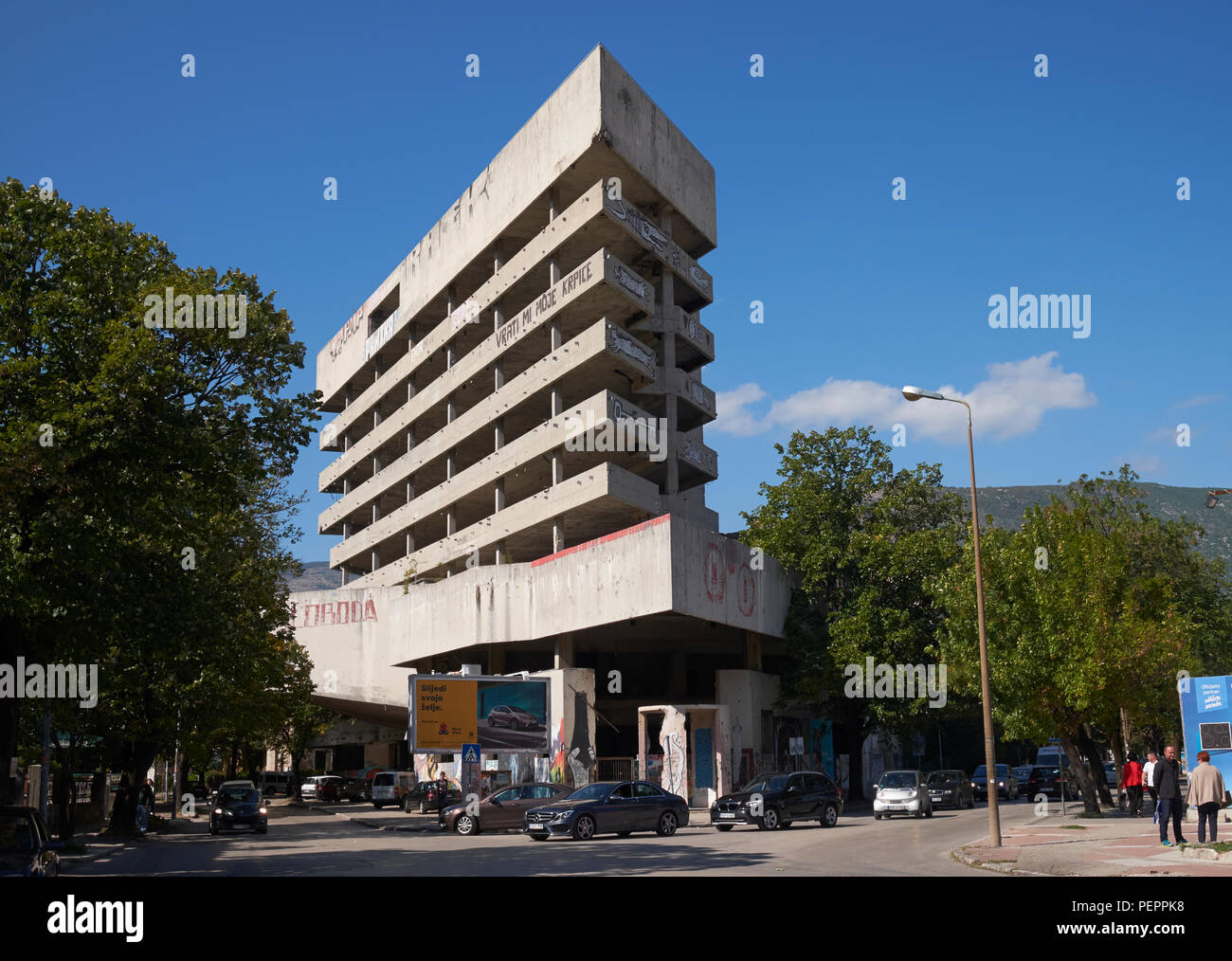 Die heruntergekommenen ehemaligen Ljubljanska Bank in Mostar, Bosnien und Herzegowina, wurde die 'Sniper Turm' Seit dem Balkan Krieg in den 90er Jahren genannt. Stockfoto