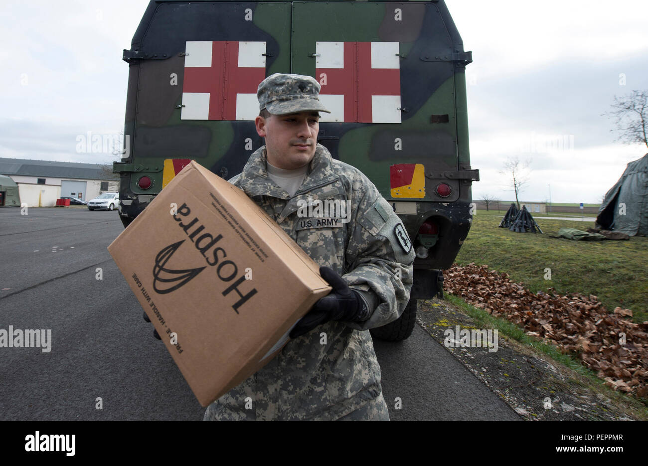 Ein Mitglied der 557th Medical Unternehmen Transporte medizinische Versorgung während eines 30 medizinische Brigade" Med Schock" Übung in Wiesbaden, Deutschland, am 31.01.26., 2016. Die Übung, die amerikanischen und die deutschen militärischen medizinischen Personal für einen 4-tägigen Intensivkurs Ereignis, das die Soldaten auf ihre multinationalen Einsatz Bereitschaft und Bereich Medical Service Support Funktionen getestet. (DoD Nachrichten Foto durch Tech. Sgt. Brian Kimball) Stockfoto