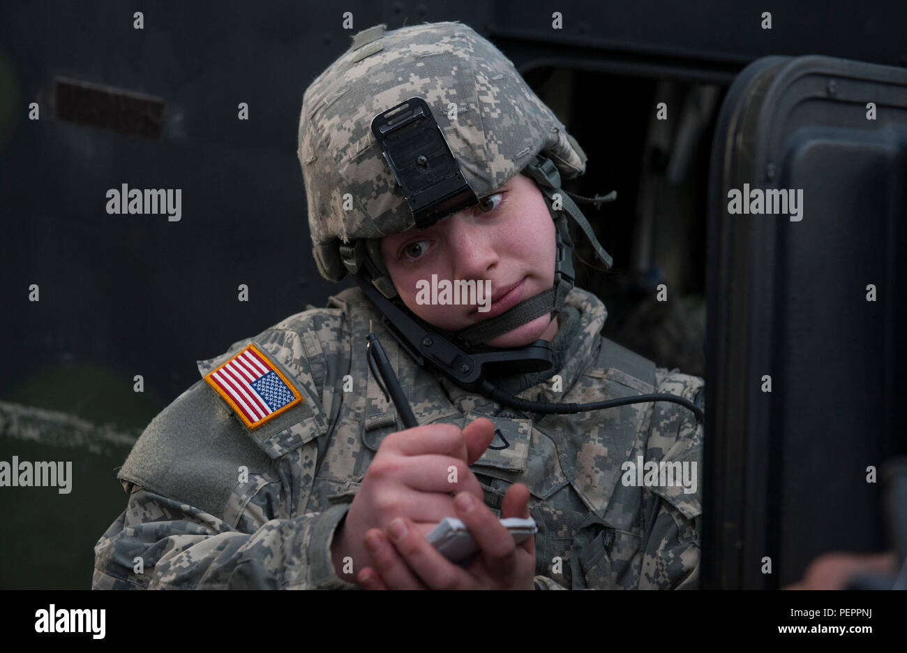 Us-Armee Pfc. Kylie Dietrich, Mitglied der 557th Medical Company, Nachrichten sendet, die während der Reaktion auf eine simulieren medizinische Antwort während einer 30 medizinische Brigade" Med Schock" Übung in Wiesbaden, Deutschland, am 31.01.27., 2016. Die Übung, die amerikanischen und die deutschen militärischen medizinischen Personal für einen 4-tägigen Intensivkurs Ereignis, das die Soldaten auf ihre multinationalen Einsatz Bereitschaft und Bereich Medical Service Support Funktionen getestet. (DoD Nachrichten Foto durch Tech. Sgt. Brian Kimball) Stockfoto