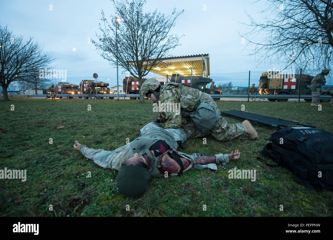 Ein Mitglied der 557th Medical Unternehmen tendenziell zu einem simulierten Unfall während einer 30 medizinische Brigade" Med Schock" Übung in Wiesbaden, Deutschland, am 31.01.27., 2016. Die Übung, die amerikanischen und die deutschen militärischen medizinischen Personal für eine 4-tägige intensive Schulung der Soldaten auf ihre multinationalen Einsatz Bereitschaft und Bereich Medical Service Support Funktionen getestet. (DoD Nachrichten Foto durch TSgt Brian Kimball) Stockfoto