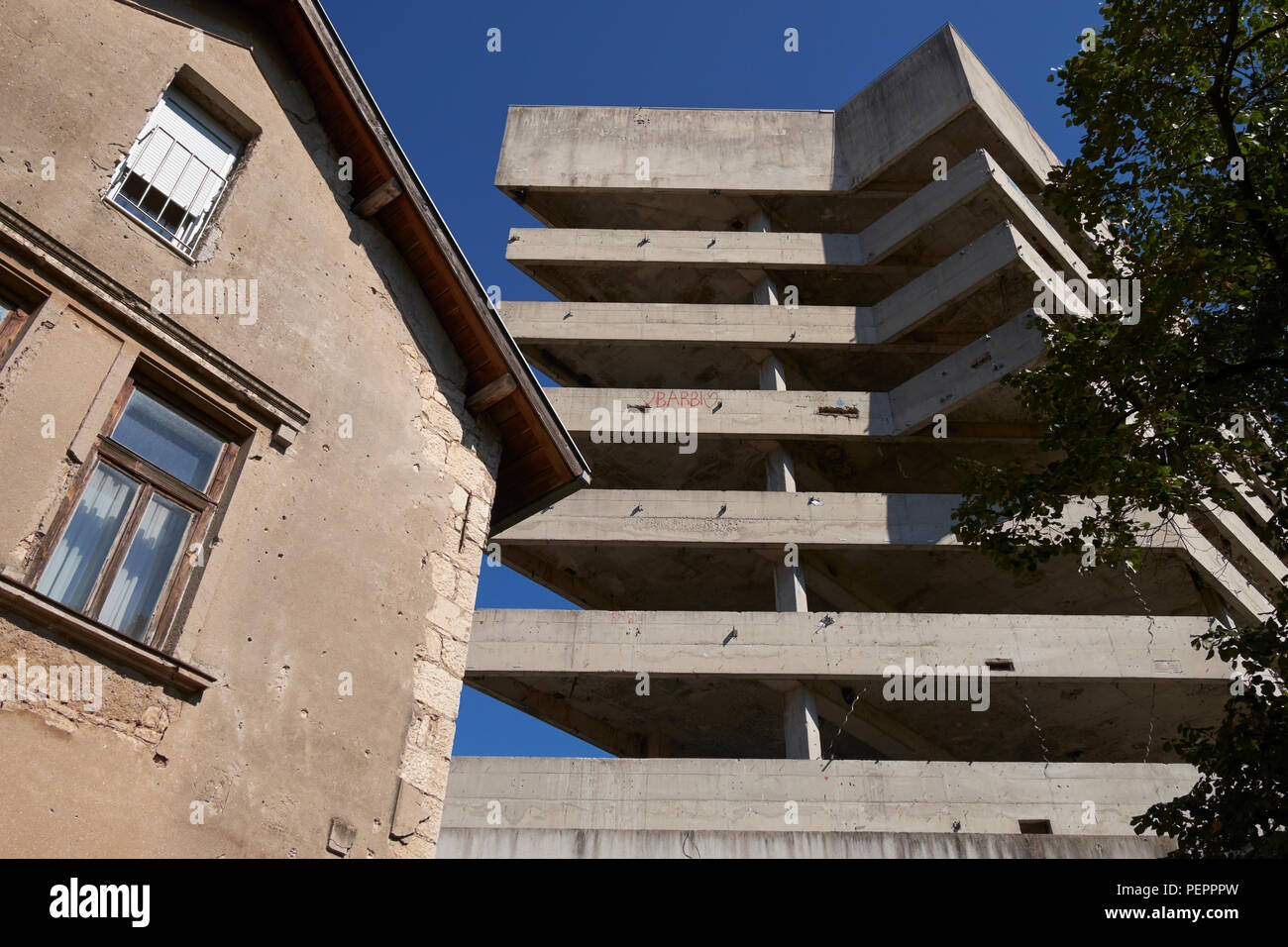 Ein Granatsplitter beschädigt Haus in der Nähe der 'Sniper Turm' (ehemals Ljubljanska Bank) in Mostar, Bosnien und Herzegowina. Stockfoto