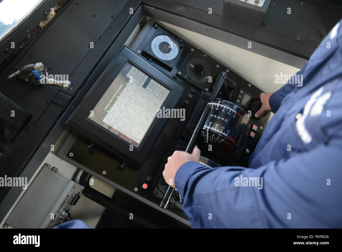 Petty Officer 1st Class Steve Braun, einen bootsmann Mate in der Coast Guard Cutter Polar Star deck Abteilung, betreibt Drosseln des Werkzeugs während im McMurdo Sound, Antarktis, Jan. 9, 2016 im Gange. Während eis Operationen ist das Schermesser vom Cutter aloft conn für bessere Sichtbarkeit pilotiert. (U.S. Coast Guard Foto von Petty Officer 2. Klasse gewähren DeVuyst) Stockfoto