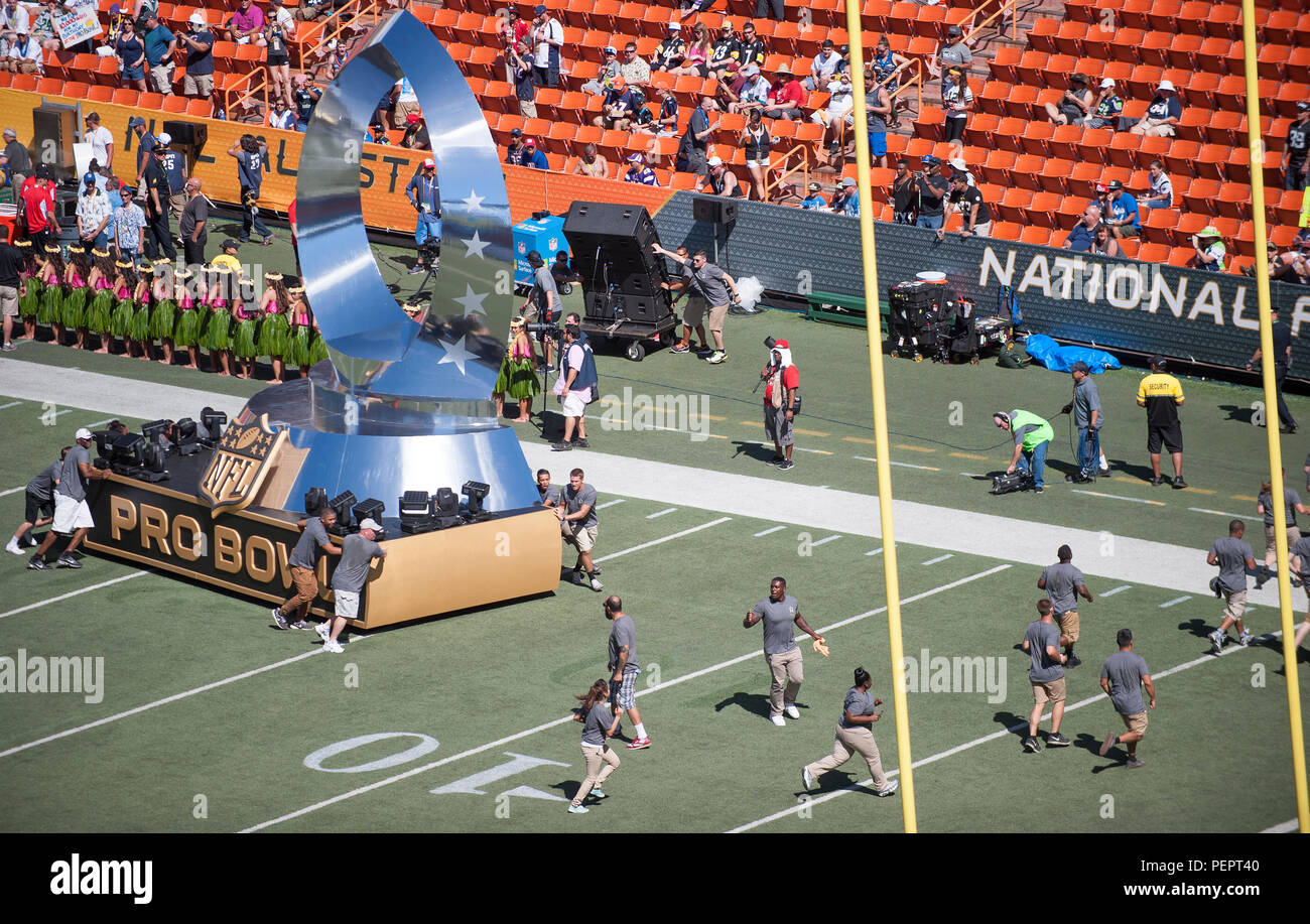 Militärische freiwillige Arbeiten zusammen das NFL 2016 Pro Bowl pregame show Bühne im Aloha Stadium Jan. 31, in Honolulu. Mehr als 200 militärische Freiwillige arbeiteten zusammen, der pregame Show Stage zur Unterstützung der Rachel Platten die Leistung ihren Song "zu konstruieren Song kämpfen." Das US-Militär auch eine C-17 Globemaster Überführung und Pacific Command Führung in Münze des Spiels teilgenommen zu werfen. (Departement für Verteidigung Foto: Staff Sgt. Christopher Hubenthal) Stockfoto