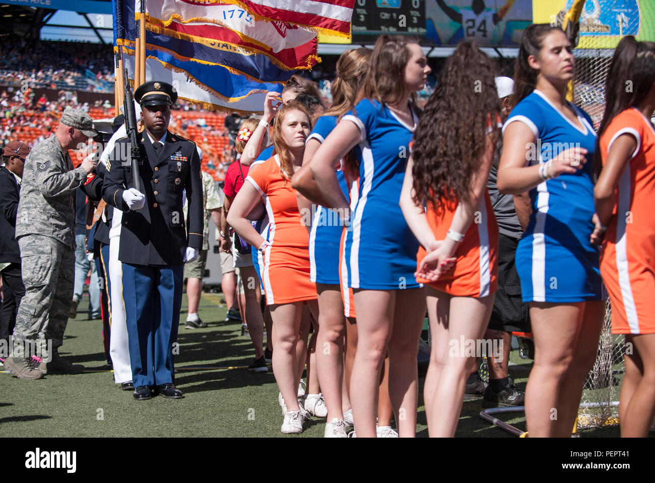 Eine gemeinsame Ehrengarde detail bereitet Ehren während der 2016 NFL Pro Bowl als Teil der Veranstaltung pregame Show 14.01.31, im Aloha Stadium in Honolulu zu rendern. Mehr als 200 militärische Freiwillige arbeiteten zusammen, der pregame Show Stage zur Unterstützung der Rachel Platten die Leistung ihren Song "zu konstruieren Song kämpfen." Das US-Militär auch eine C-17 Globemaster Überführung und Pacific Command Führung in Münze des Spiels teilgenommen zu werfen. (Departement für Verteidigung Foto: Staff Sgt. Christopher Hubenthal) Stockfoto
