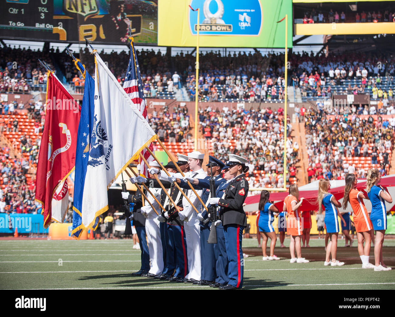 Eine gemeinsame Ehrengarde detail bereitet Ehren während der 2016 NFL Pro Bowl als Teil der Veranstaltung pregame Show 14.01.31, im Aloha Stadium in Honolulu zu rendern. Mehr als 200 militärische Freiwillige arbeiteten zusammen, der pregame Show Stage zur Unterstützung der Rachel Platten die Leistung ihren Song "zu konstruieren Song kämpfen." Das US-Militär auch eine C-17 Globemaster Überführung und Pacific Command Führung in Münze des Spiels teilgenommen zu werfen. (Departement für Verteidigung Foto: Staff Sgt. Christopher Hubenthal) Stockfoto