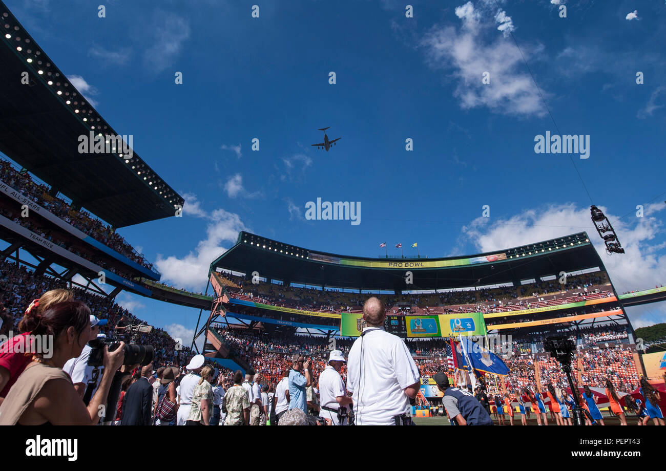 Ein US Air Force C-17 Globemaster führt eine Überführung während der 2016 NFL Pro Bowl als Teil der Veranstaltung pregame Show 14.01.31, im Aloha Stadium in Honolulu. Mehr als 200 militärische Freiwillige arbeiteten zusammen, der pregame Show Stage zur Unterstützung Rachel Platten die Leistung ihren Song "zu konstruieren Song kämpfen." Das US-Militär auch die Veranstaltung durch die Durchführung einer C-17 Globemaster Überführung und die Beteiligung von Pacific Command Führung während Münze des Spiels werfen unterstützt. (Departement für Verteidigung Foto: Staff Sgt. Christopher Hubenthal) Stockfoto