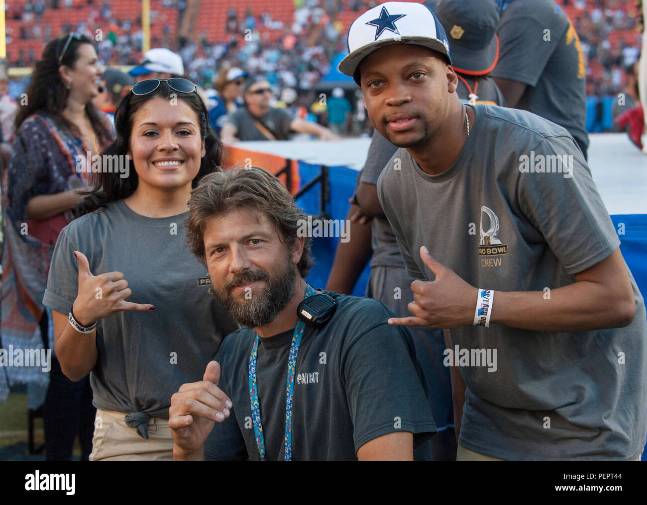 Us Air Force Staff Sgt. Xenia Dillon, Links, 15 Luft- und Raumfahrt Medizinische Squadron, posiert für ein Foto während der 2016 NFL Pro Bowl im Aloha Stadium Jan. 31, in Honolulu. Dillon war einer von mehr als 200 militärische Freiwillige, die zusammen gearbeitet, der pregame Show Stage zur Unterstützung der Rachel Platten die Leistung ihren Song "zu konstruieren Song kämpfen." Das US-Militär auch eine C-17 Globemaster Überführung und Pacific Command Führung in Münze des Spiels teilgenommen zu werfen. (Departement für Verteidigung Foto: Staff Sgt. Christopher Hubenthal) Stockfoto
