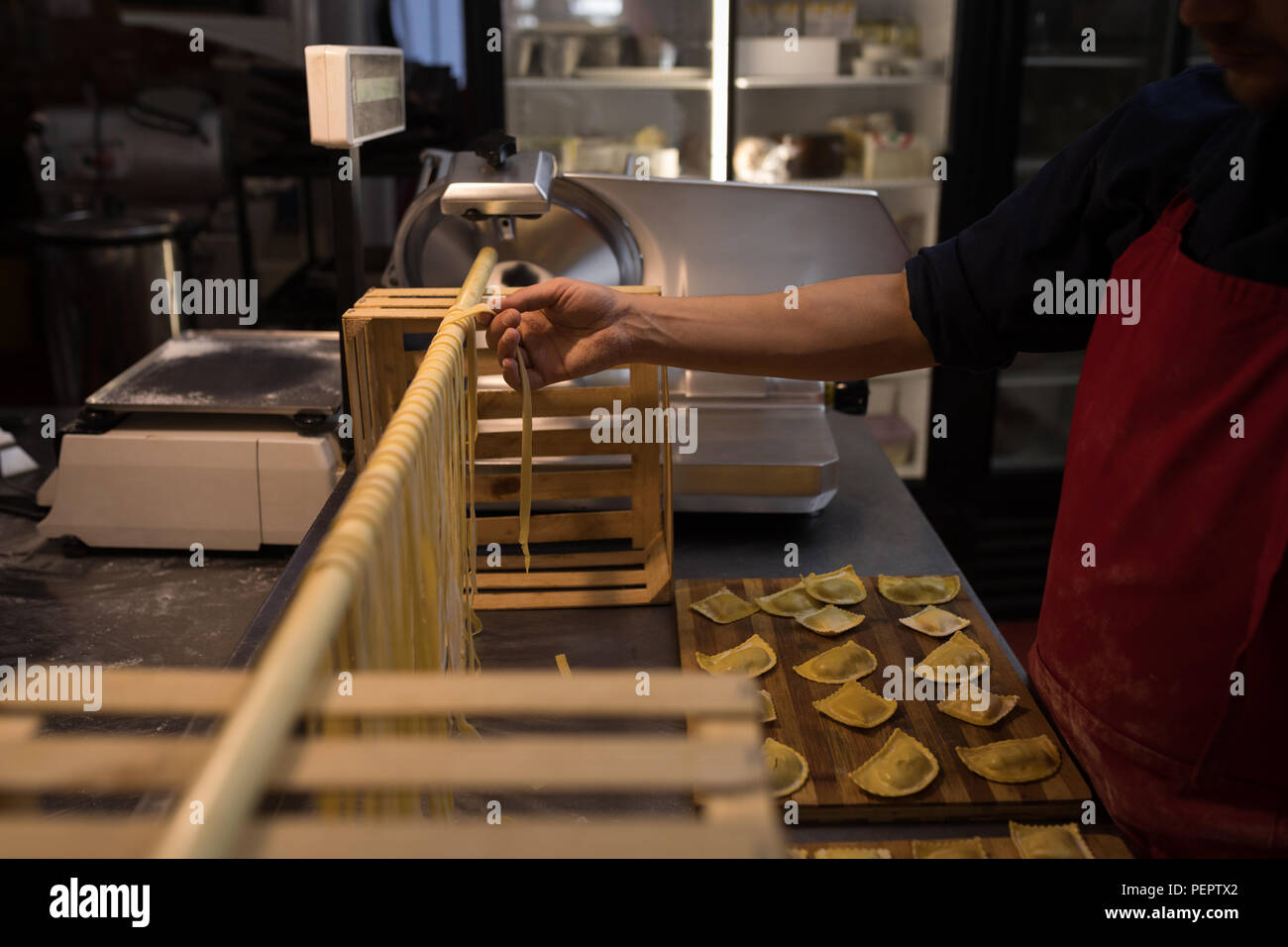 Baker Vorbereitung handgemachte Pasta in Bäckerei Stockfoto