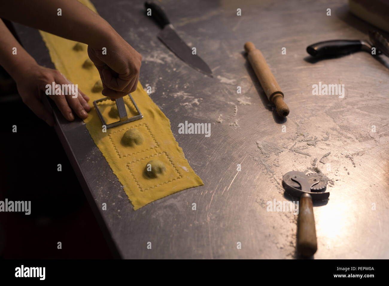 Männliche baker Vorbereitung Pasta Stockfoto