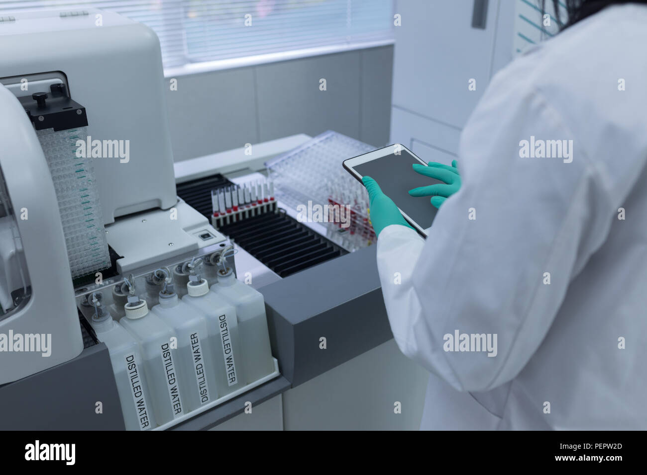 Labor Techniker mit digitalen Tablet Stockfoto