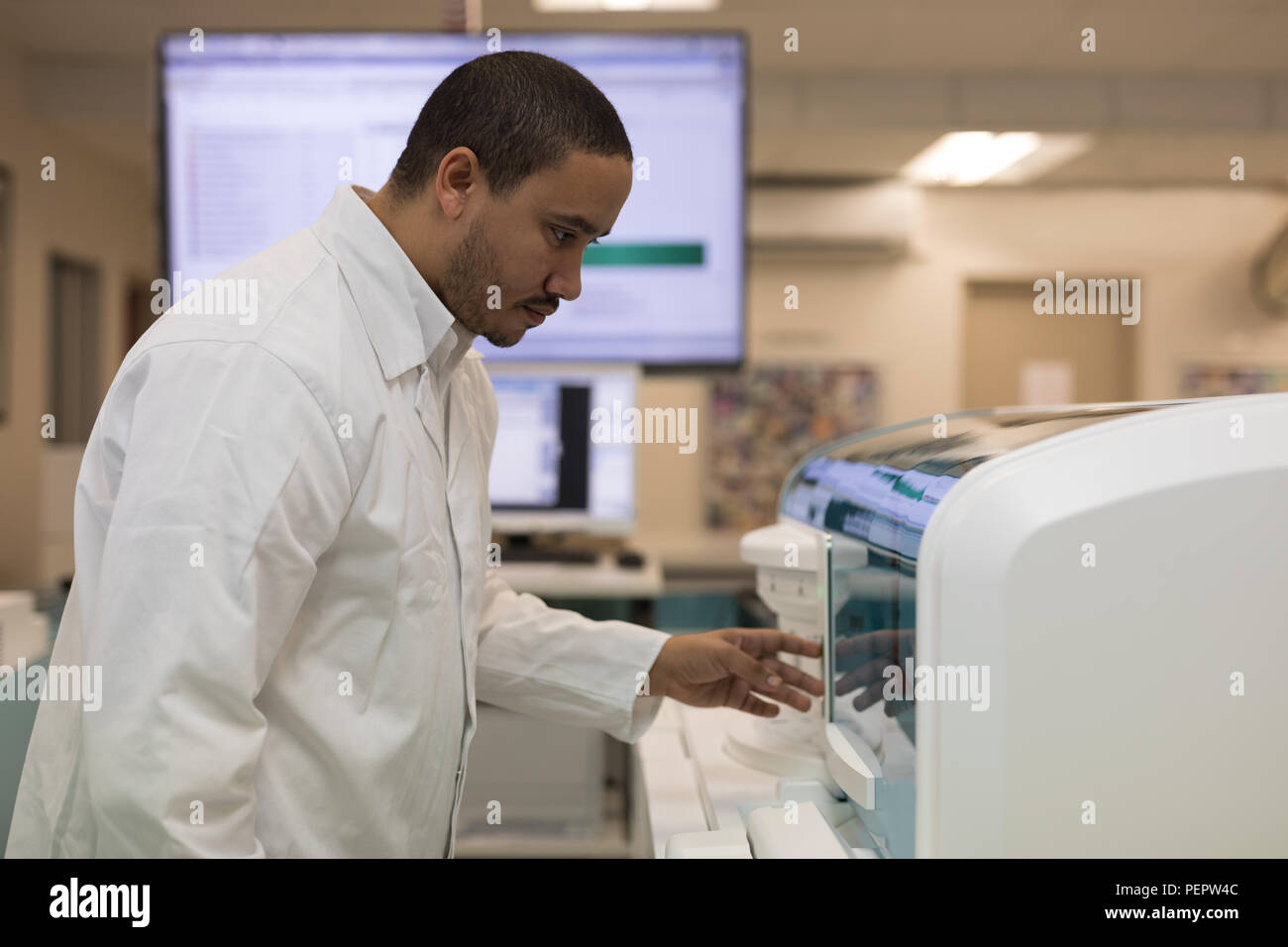 Labortechniker mit Maschine Stockfoto