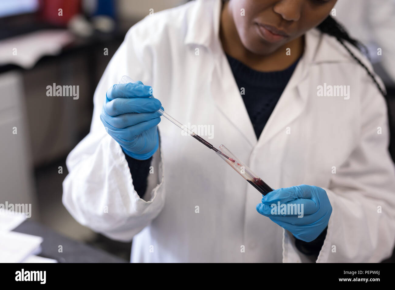 Labortechniker Analyse von Blutproben Stockfoto