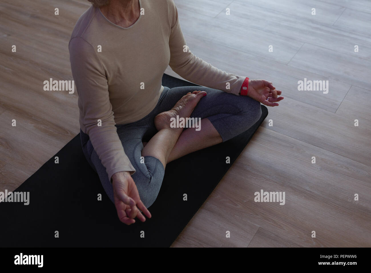 Ältere Frau Yoga durchführen Stockfoto