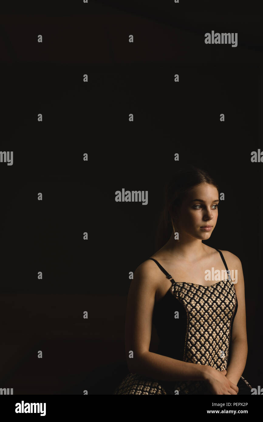 Ballerina weg schauen auf schwarzem Hintergrund Stockfoto