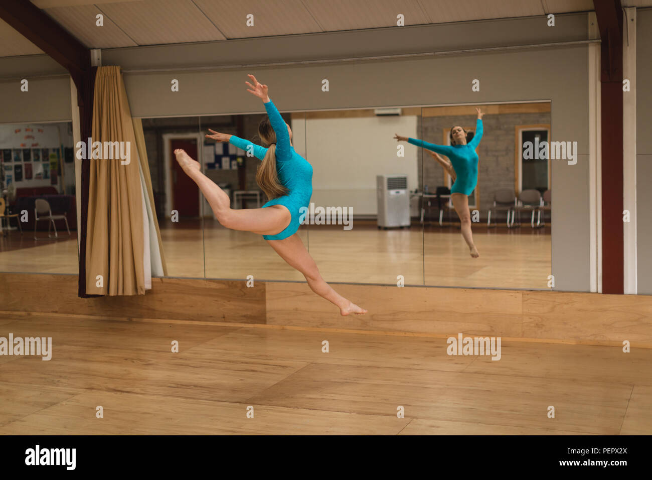 Ballerina tanzen vor dem Spiegel im Tanzstudio Stockfoto