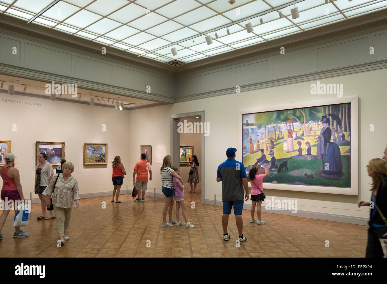 Besucher schauen Sie über Georges Seurat ist ein Sonntag auf der Insel La Grande Jatte bei Kunst Institut von Chicago, Chicago, Illinois, USA Stockfoto