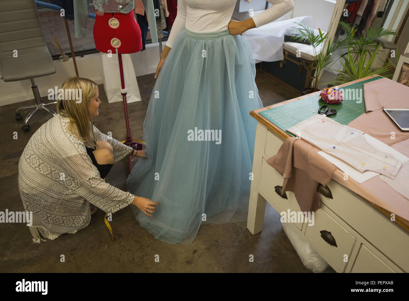 Fashion Designer dressing Kunden Stockfoto