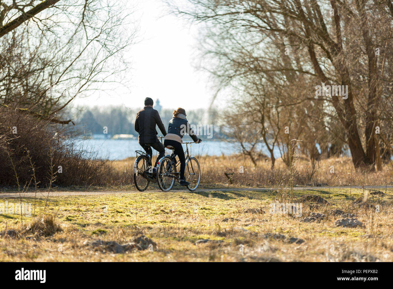 Paar Radfahren im Park 'De Oeverlanden aan de Nieuwe Meer in Amsterdam, Niederlande. Stockfoto