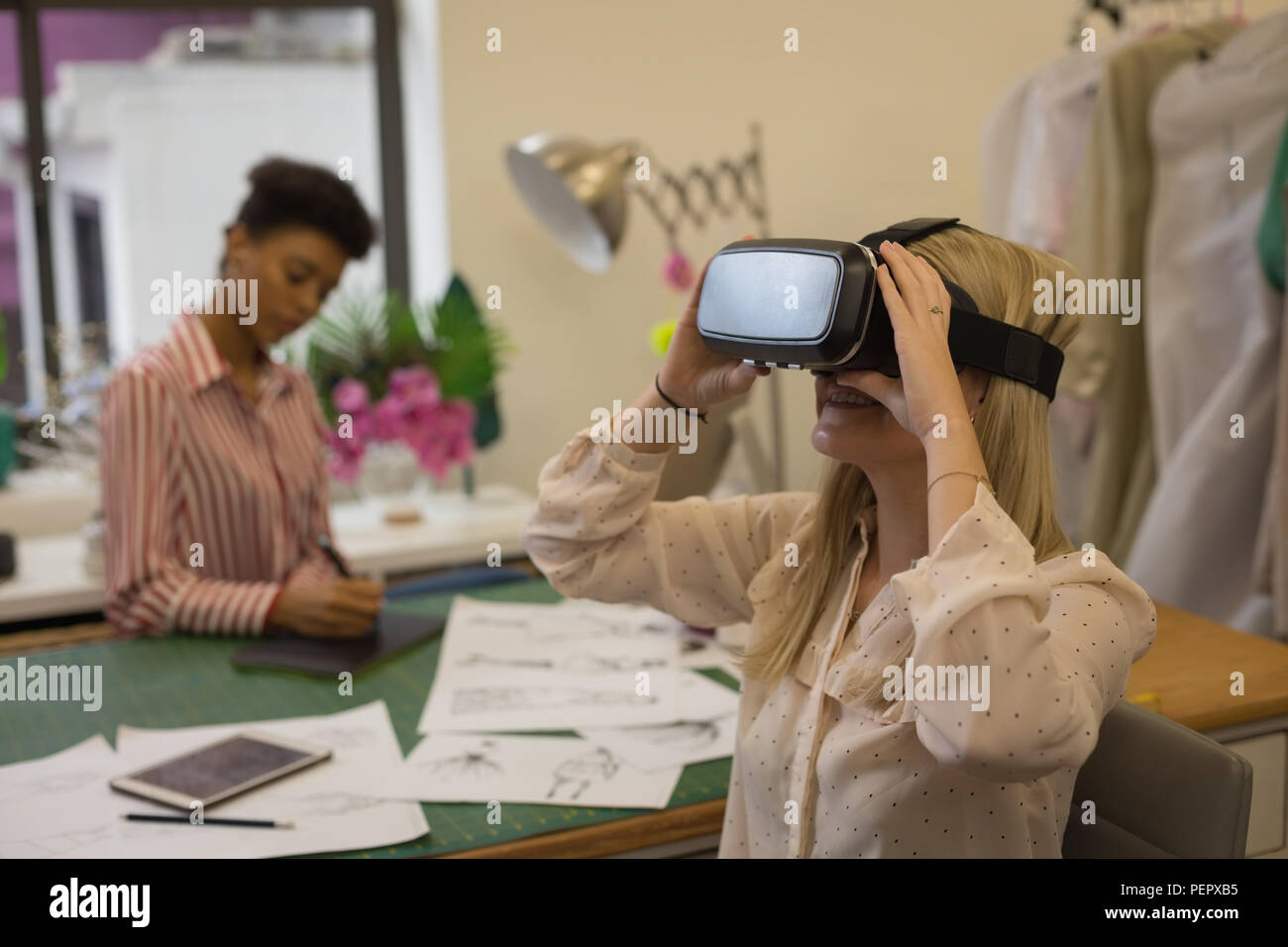 Fashion Designer über Virtual reality Headset Stockfoto