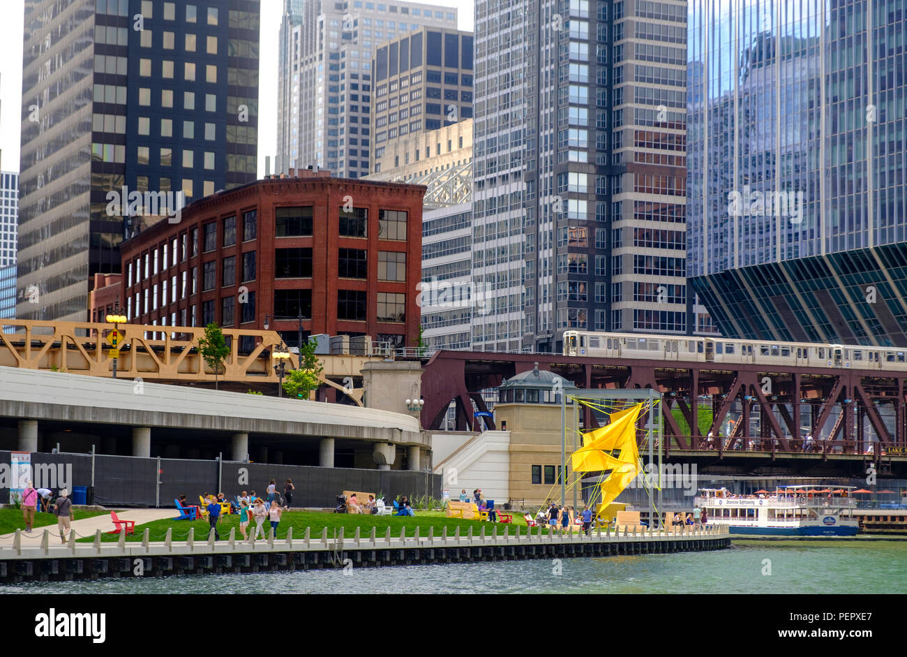 Chicago River und Flusskreuzfahrt mit dem Riverwalk und Umgebung downtown Architektur im Sommer, Chicago, Illinois, USA Stockfoto