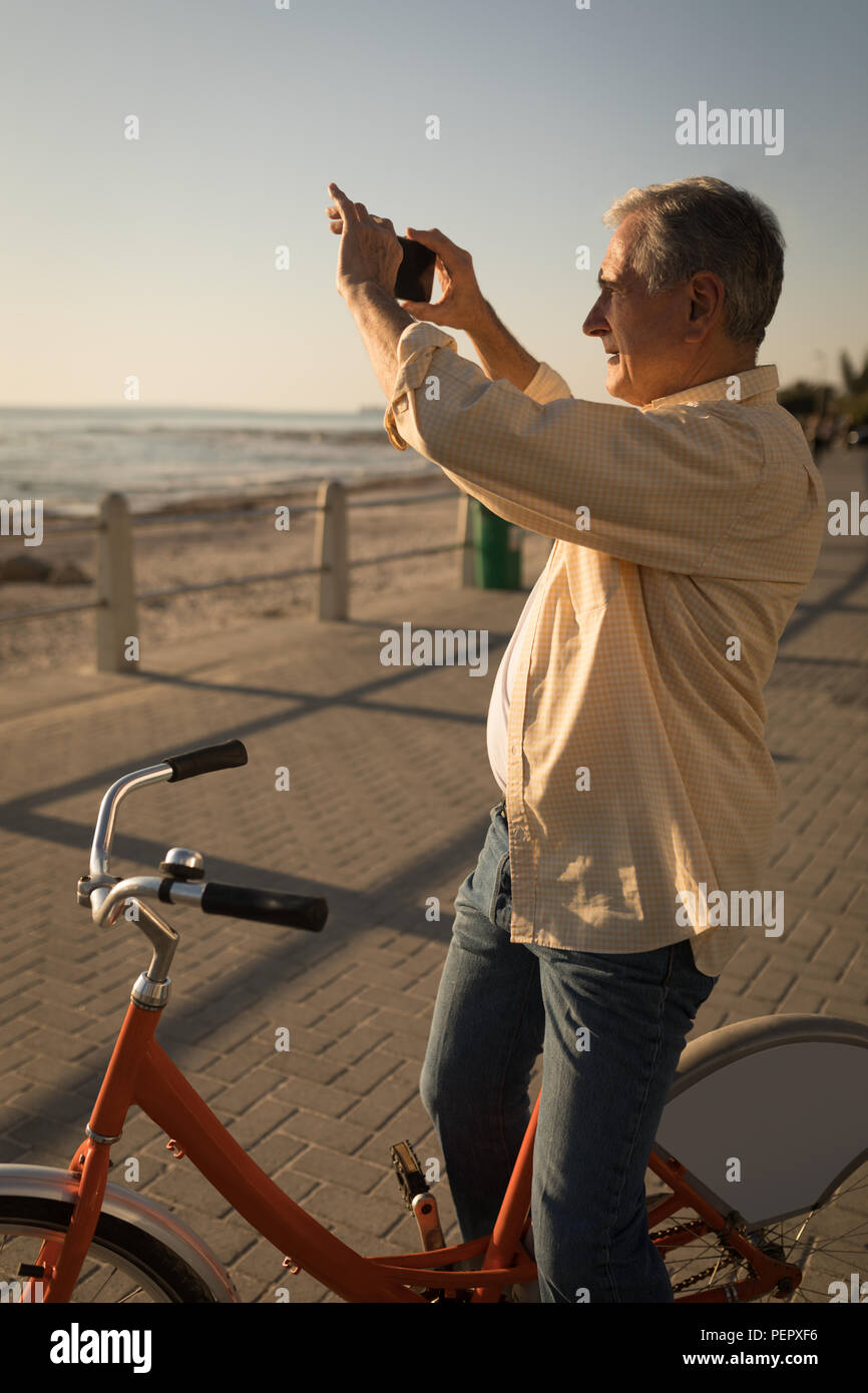 Ältere Menschen Bilder aufnehmen in der Nähe von Meer an der Promenade Stockfoto