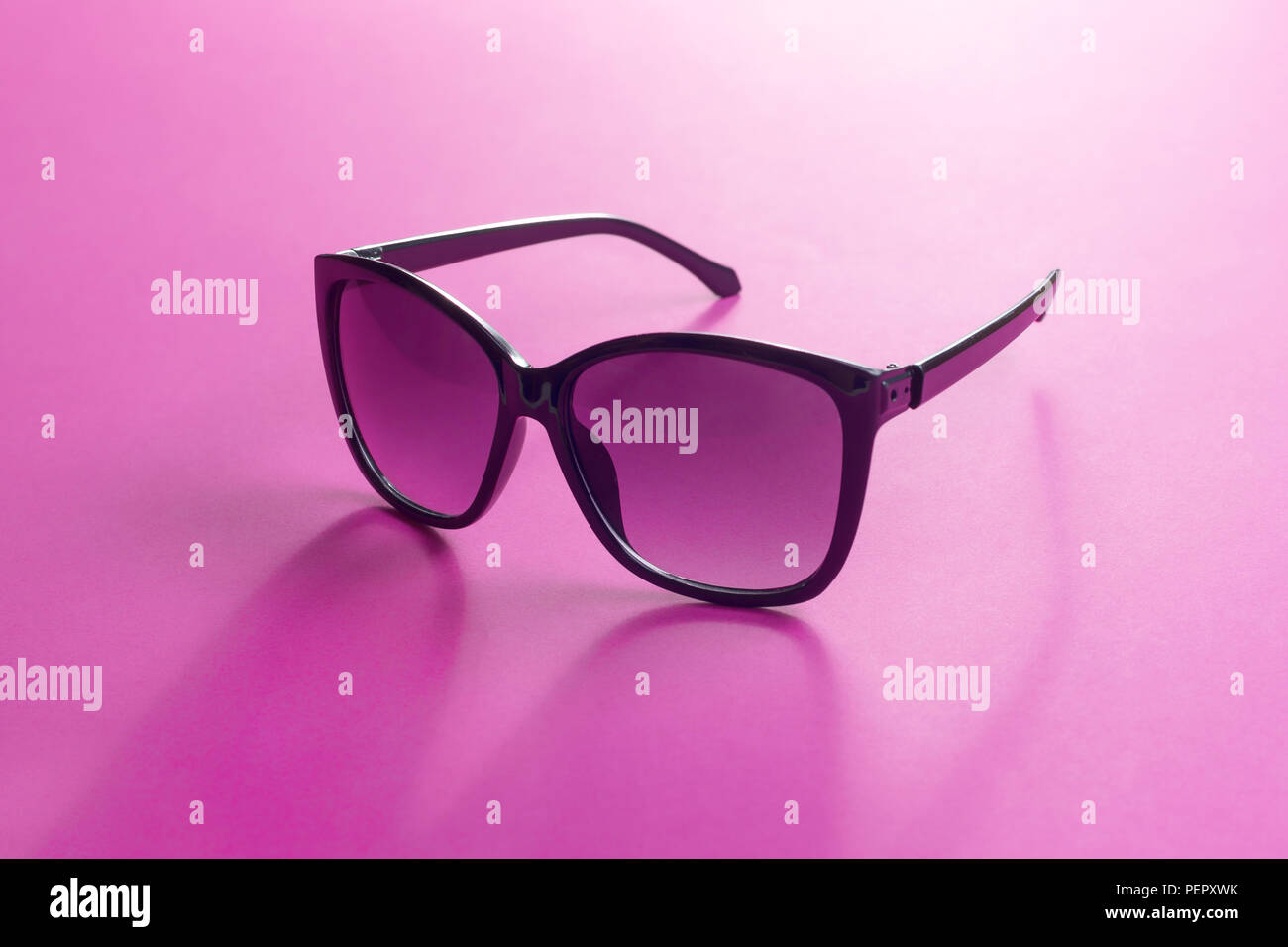 Sonnenbrille auf lebhaften Hintergrund website Blog social media Hintergrund Stockfoto