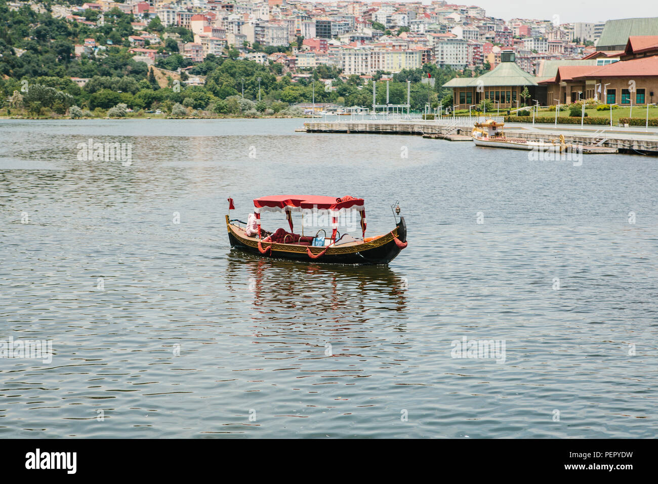 Istanbul, 17. Juni 2017: ein touristenboot im Osten oder im asiatischen Stil für die Unterhaltung der Touristen und Einheimischen Segel auf dem Bosporus. Stockfoto