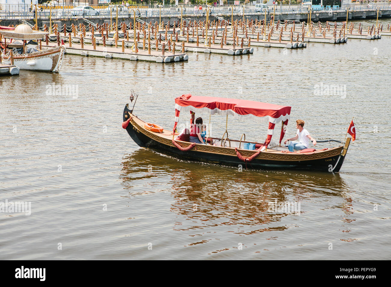 Istanbul, 17. Juni 2017: ein touristenboot im Osten oder im asiatischen Stil für die Unterhaltung der Touristen und Einheimischen Segel auf dem Bosporus. Stockfoto