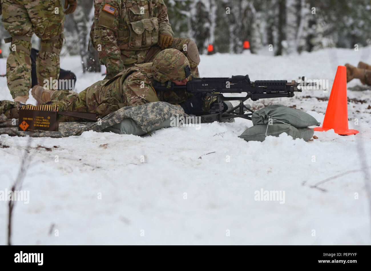 Ein Soldat der 3. Staffel, 2. Kavallerie-Regiment stationiert in Vilseck, Deutschland, zielt auf ein Ziel mit einem M240-Maschinengewehr während einer Übung auf Adazi Truppenübungsplatz in Lettland, 25. Januar 2016. Die Übungen sind ein Teil ihres Engagements im Atlantik zu beheben, die US-Soldaten die Möglichkeit bietet, mit zu arbeiten und trainieren neben unseren NATO-Verbündeten in Estland, Lettland, Litauen, Polen und der Ukraine. Es hilft auch, den USA, Kontakte knüpfen, die Vertrauen und gegenseitiges Verständnis zu fördern, die Interoperabilität zu stärken und unser Engagement des NATO-Bündnisses. (US Stockfoto